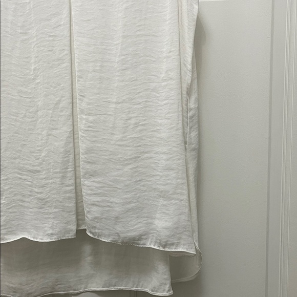 Vince Camuto White Flowy V Neck Sleeveless Blouse - Size XS - Picture 8 of 15